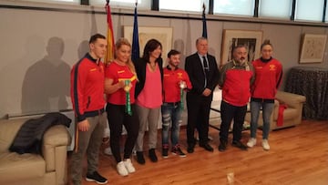 La secretaria de Estado para el Deporte Mar&iacute;a Jos&eacute; Rienda posa con Lydia Valent&iacute;n, Josu&eacute; Brachi y miembros de la delegaci&oacute;n espa&ntilde;ola y de la Federaci&oacute;n Espa&ntilde;ola de Halterofilia tras competir en los Mundiales de Ashjabad en la recepci&oacute;n celebrada este lunes en el CSD.