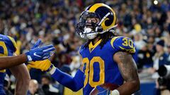 Jared Goff lanza dos pases de touchdown en la primera mitad y la defensiva de Los &Aacute;ngeles hace el resto para mantenerse en el panorama de playoffs en la NFC.