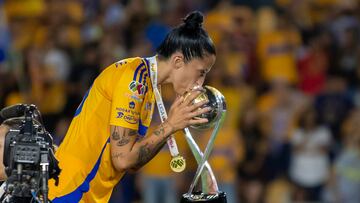 La jugadora española de Tigres, Hermoso besa el trofeo durante el partido de vuelta correspondiente al campeón de Campeonas de la Liga MX Femenil.