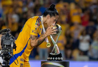 La jugadora española de Tigres, Hermoso besa el trofeo durante el partido de vuelta correspondiente al campeón de Campeonas de la Liga MX Femenil.