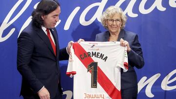 Carmena con la camiseta del Rayo.