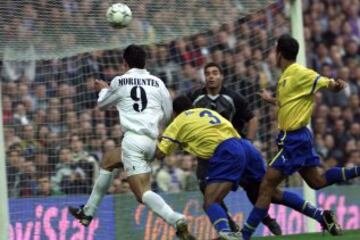 El gran protagonista del partido Fernando Morientes en uno de los cinco goles que le marcó a Las Palmas. Hacía 10 años que el Real Madrid no marcaba 7 goles en Liga.