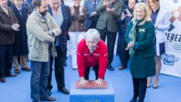 &Aacute;ngel Nieto plasma sus huellas en la placa conmemorativa.