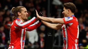 Griezmann y Julián Alvarez celebran un gol al Slovan.