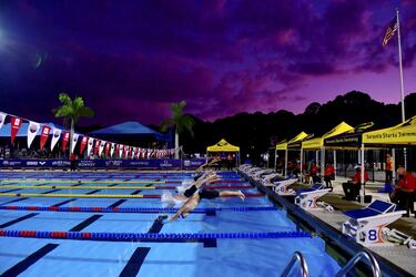 El Centro Acuático de Selby, en Sarasota, Florida, acoge el Abierto de EE UU de natación. Se trata de unas modernas instalaciones que cuentan con una piscina olímpica, un área de calentamiento, un parque acuático recreativo y una amplia zona de ocio adyacentes a la zona de competición... y unas puestas de sol con cielos de película.