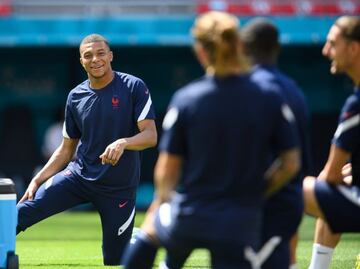 France's Kylian Mbappe (L) takes part in a training session.
