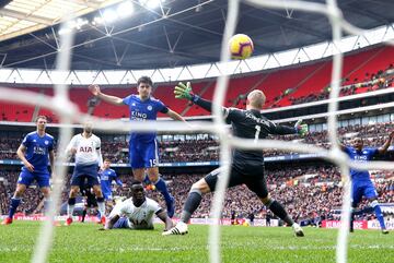 Tottenham gana 3-1 en casa con gol de Sánchez. Este es el noveno gol como profesional del colombiano.