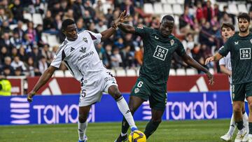 Lopy y Kofane pugnan por un balón durante el Albacete Balompié - UD Almería.