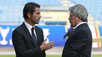 <b>CHARLA. </b>Quique Flores y Cerezo mantienen una conversación sobre el césped del Vicente Calderón.
