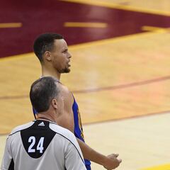 LeBron, a golpes y gritos con Curry y Draymond Green