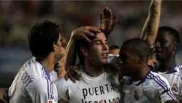 <b>JUSTO HOMENAJE</b>. El Comité de Competición consideró como tolerable el homenaje que quiso rendir Ramos a su ex compañero.