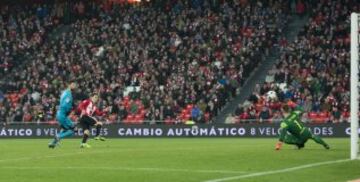 1-2. Aduriz anotó el primer tanto del Athletic.