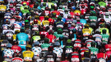 El pelotón rueda durante la segunda etapa de la Vuelta a España 2016 entre Ourense y Baiona.