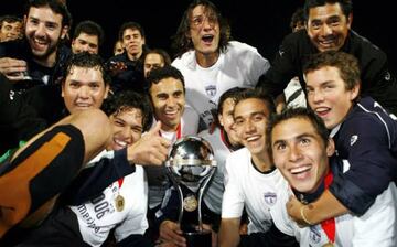 
En el 2006, los Tuzos le dieron al futbol mexicano su primer título a nivel continental. El Pachuca de Enrique Meza será recordado por el gran futbol que desplegaba, pero sobretodo por ganar la Copa Sudamericana. Los hidalguense fueron a la cancha de Colo Colo para coronarse por un marcador global de 3-1. 