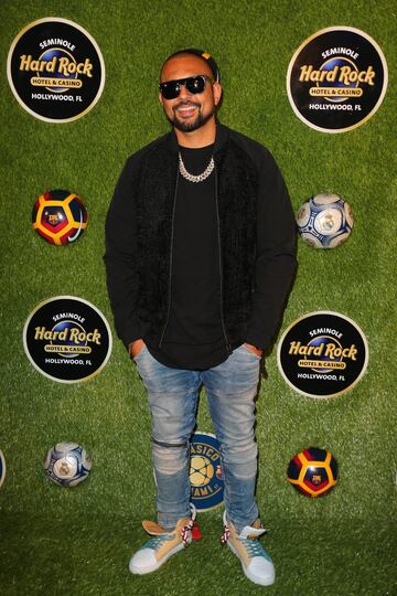 El Seminole Hard Rock Hotel y Casino de Hollywood organizó la oficial fiesta VIP del Clásico Miami con la presencia de Luis Figo. La lujosa fiesta tuvo la presencia de Sean Paul, quien cantó 'Temperature', 'Cheap Thrills' y 'Bailando. Nat Moore, Sam Madison, Troy Drayton y más exjugadores de los Miami Dolphins asistieron la fiesta.