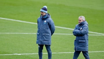 Pep Guardiola y su asistente Juanma Lilo