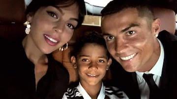 Cristiano Ronaldo en un coche con Georgina Rodr&iacute;guez y Cristiano Jr., con la camiseta de la Juventus, el d&iacute;a de su presentaci&oacute;n con el equipo italiano