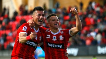 Futbol, Union La Calera vs Universidad de Chile.
Fecha 22, Campeonato nacional 2023.
El jugador de Union La Calera Diego Buonanotte, derecha, celebra su gol contra Universidad de Chile durante el partido de primera division realizado en el estadio Nicolas Chahuan de La Calera.
Santiago, Chile.
25/08/2023
Sebastian Cisternas/Photosport
Football, Union La Calera vs Universidad de Chile.
22 th date, National Championship 2023.
Union La Calera player Diego Buonanotte,, right,, celebrate scoring against Universidad de Chile during the first division match at the La Cisterna stadium.
Santiago, Chile.
25/08/2023
Sebastian Cisternas/Photosport