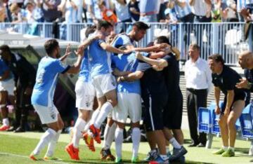 Los jugadores celebran el 2-0 de Camacho.