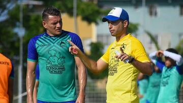 &Aacute;ngel L&oacute;pez durante un entrenamiento de Delf&iacute;n SC.