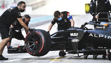 Alonso entra en boxes durante los test de Abu Dhabi en los que se probaron los neumáticos de 18 pulgadas de Pirelli.