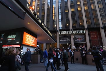 En total, el Madison Square Garden ha tenido una inversión de $1.07 mil millones de dólares y cuenta con una capacidad para cerca de 20 mil personas. Las pantallas centrales fueron instaladas en las últimas renovaciones para que los aficionados disfruten más de los detalles en cada evento.
