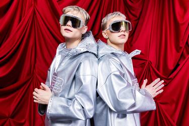 Grupo islandés que combina sonidos electrónicos y paisajes sonoros etéreos, creando atmósferas introspectivas.