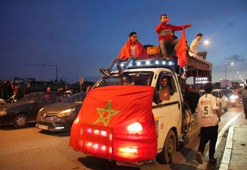 Miles de aficionados celebran en Casablanca el pase a las semifinales del Mundial de Qatar 2022. 