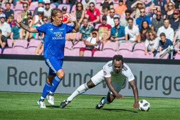 Michel Salgado ante Michael Essien.