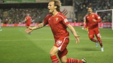 Rakitic celebra un gol con la camiseta del Sevilla esta temporada.