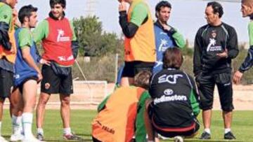 <b>EN CUADRO. </b>Bordalás trata de dar órdenes a los pocos jugadores que tuvo ayer disponibles.