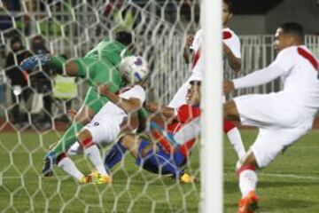 El balón ya va rumbo al pórtico, mientras Fernández cae sobre Eduardo Vargas.