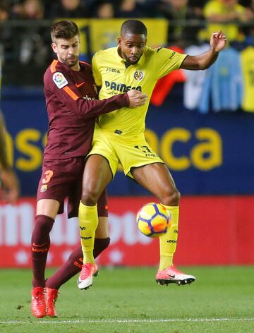 Piqué y Bakambu.