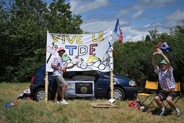 Dos aficionados esperan animados el paso del pelotón en la sexta etapa del Tour.
