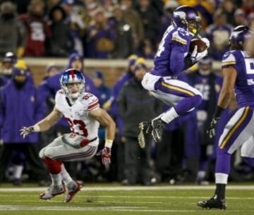 Captain Munnerlyn logró interceptar a un balón a Eli Manning y lo retornó para el segundo TD de la defensa púrpura. 