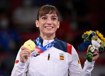 Sandra Sánchez posa con la medalla de oro. 