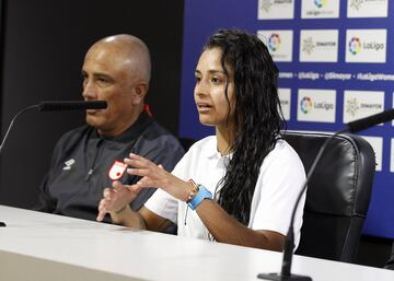 Luis Amaranto Perea recibe a 'Las Leonas' en la sede del Atlético