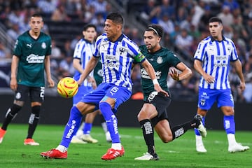  Hector Moreno (L) of Monterrey fights for the ball with Ricardo Marin (R) of Guadalajara 