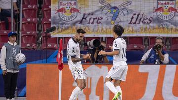 Salzburg (Austria), 03/10/2023.- Brais Mendez of Real Sociedad (L) celebrates the 0-2 goal with his teammate Takefusa Kubo during the UEFA Champions League soccer match between RB Salzburg and Real Sociedad, in Salzburg, Austria, 03 October 2023. (Liga de Campeones, Salzburgo) EFE/EPA/LUKAS HUTER
