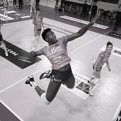 La jugadora de voleibol Julia Ituma muere a los 18 años tras caer por una ventana