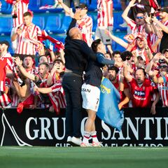Roque Mesa precipita la carambola perfecta y el Sporting es de playoff