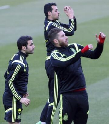 Cesc Fabregas, Sergio Busquets (atrás) y Sergio Ramos.