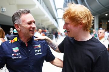 El director del equipo Red Bull Racing, Christian Horner , charla con Ed Sheeran en el paddock.