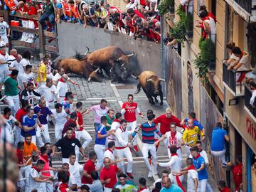 Imágenes del quinto encierro de los Sanfermines 2022 con la ganadería de Cebada Gago. La carrera ha sido complicada y ha dejado varios heridos y caídas.