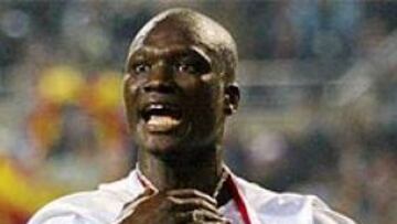 <b>EL PRIMERO</B>. Bouba Diop pasará a la historia no sólo por conseguir el gol con el que Senegal ha derrotado a Francia, sino por ser el primero del Mundial 2002.