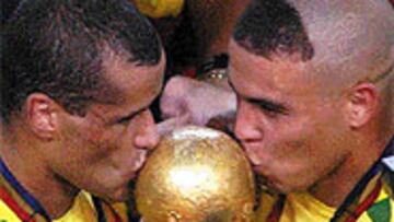 <b>FELIZ DESDE COREA</B>. Rivaldo besa la Copa del Mundo conjuntamente con Ronaldo.