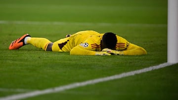 André Onana, jugador del Manchester United, se lamenta en el suelo tras cometer un error ante el Bayern de Múnich en Champions League.