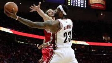 LeBron suma 40 puntos y se acerca aún más al MVP