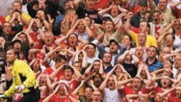 <B>LA MEJOR FOTO.</b> El Manchester United visitaba Anfield el 11 de septiembre de 1999. Michael Owen, la gran estrella del Liverpool, falló un gol cantado y los hinchas reds no se lo podían creer. La foto ha sido premiada como la mejor de la década.