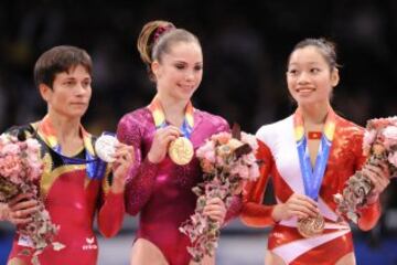 McKayla Maroney en el centro, junto a la alemana Oksana Chusovitina y la vietnamita Phan Thi Ha Thanh.